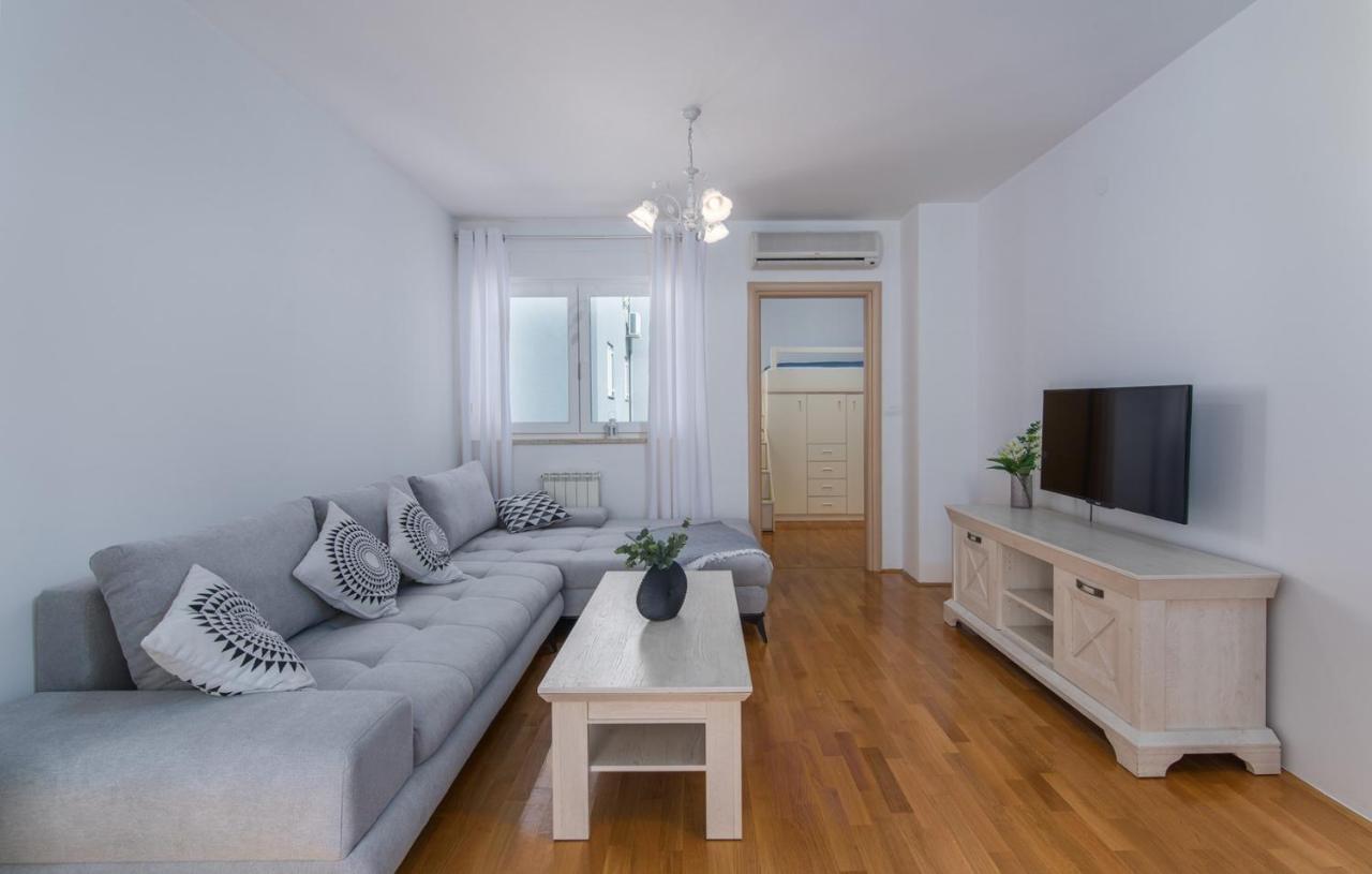 Apartment Melarnian Near The Beach In Umag Dış mekan fotoğraf