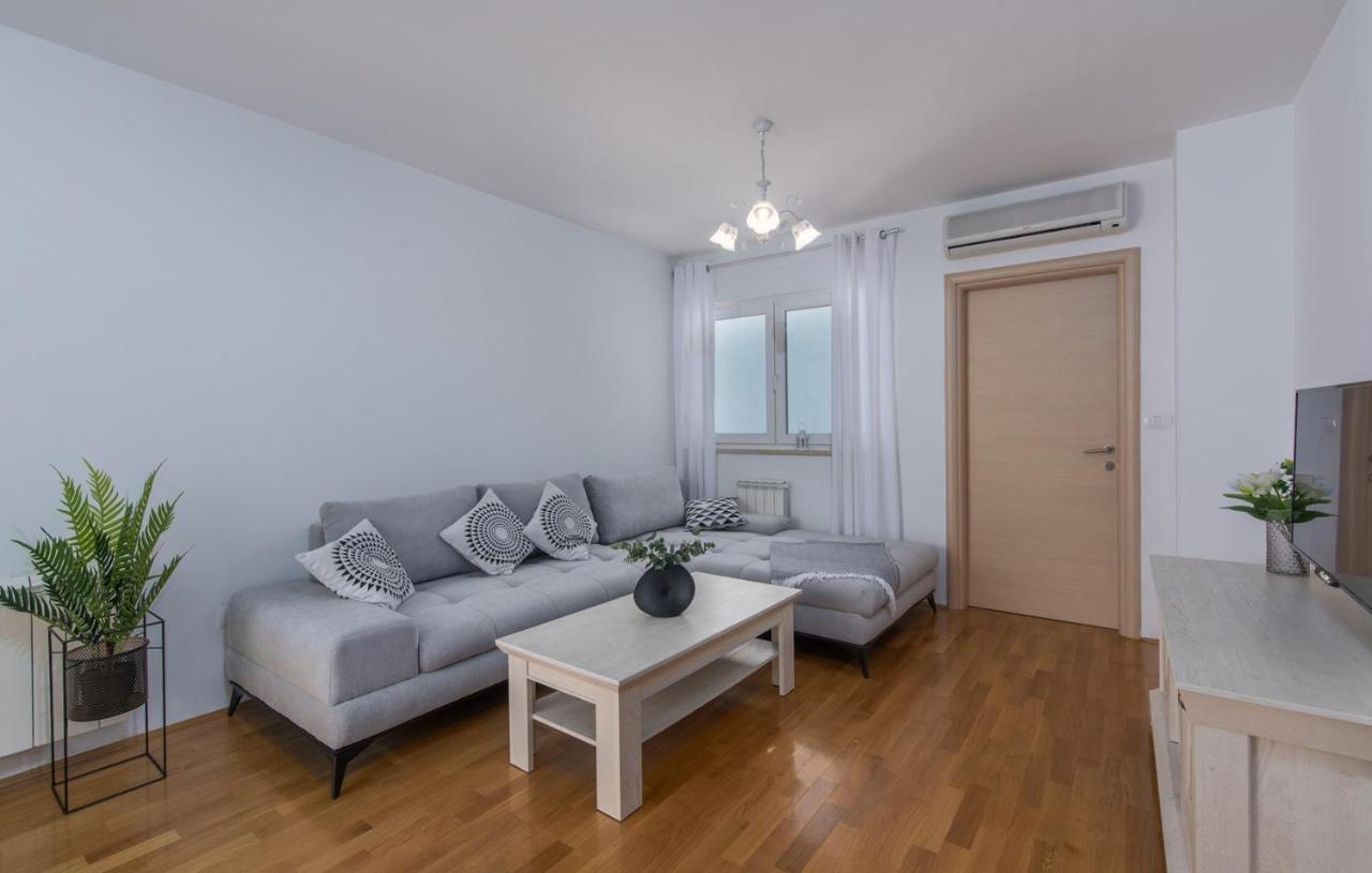 Apartment Melarnian Near The Beach In Umag Dış mekan fotoğraf